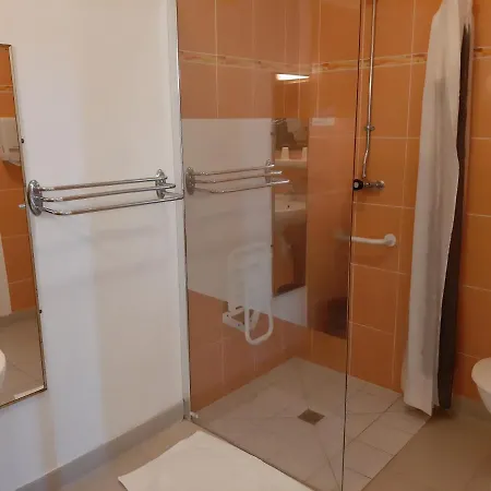 Hotel Des Pins Sarl 2*