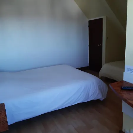 Des Pins Sarl Hotel 2*